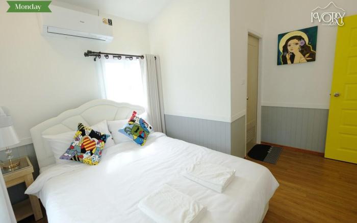 Ivory Hill Yellow house in Chiangmai Mae On