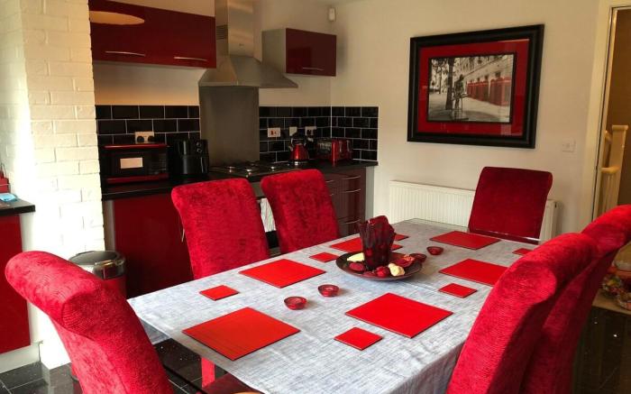 Great Location & Spacious Clean House in Sheffield