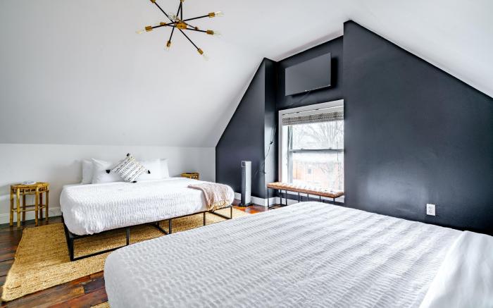 Urban Jungle- Parking Free – Prime Location - Pets