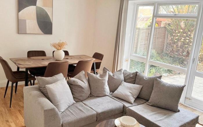 New 3-bedroom Entire home with lounge, and Garden!