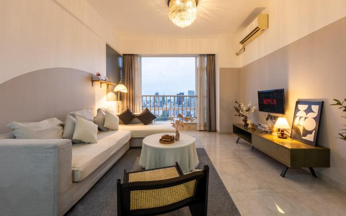 Modern & Cozy 2BR Stay |Walk to Shops & Landmarks