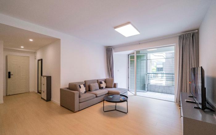 Tyms Modern 3 Bedroom 2 Bath Apartment in Xujiahui