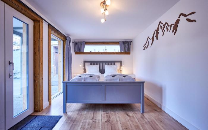 2 Bedroom Mountain View Garden Apartment