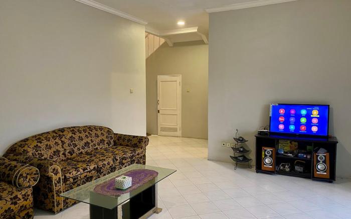 Royal Villa by CozyVilla at Puncak Resort Cipanas