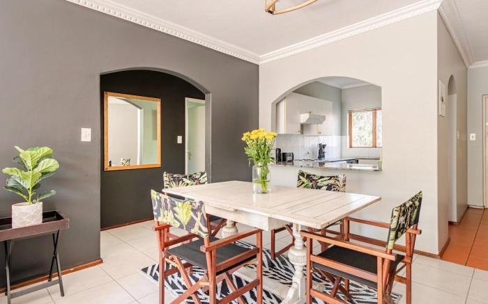 Tree Top Balcony| King Bed |1 km to Malls+Guatrain