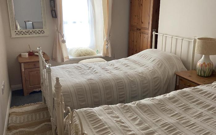 BAYR NY LOGHAN COTTAGE