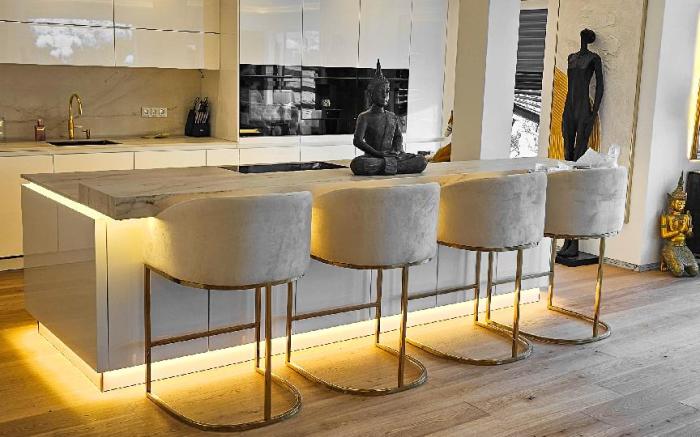 Luxuriöses großes Haus + Pool + Garten + Koi-Teich