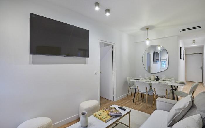 2-Bedroom Apartment with A/C – Canal St Martin