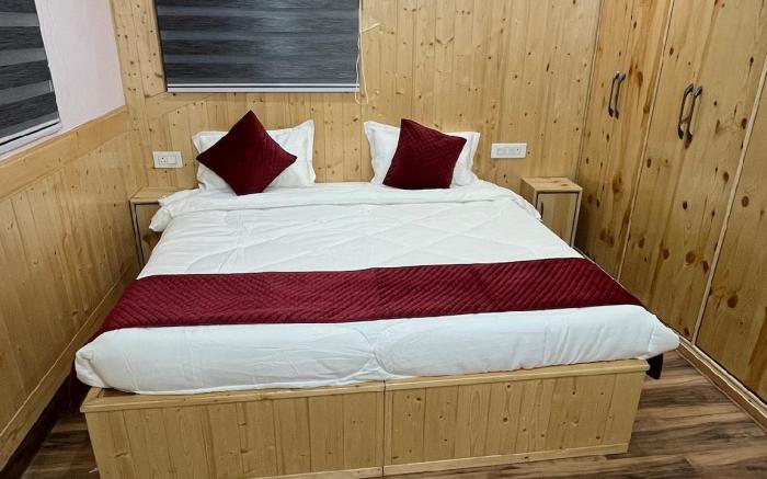 New Cozy Homestay with Mountain Views in Shimla