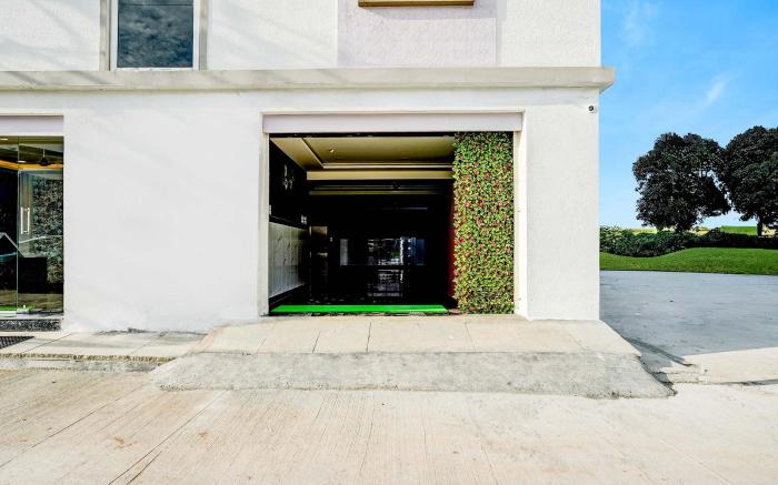 FabHotel Leon Square