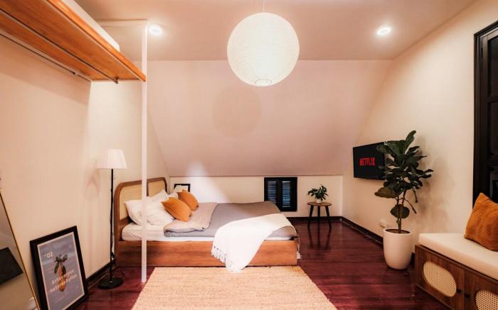 Big Window Attic/1' to Lake • Free Luggage Storage