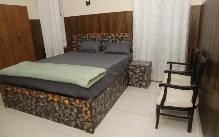 3 room with attached bath in a luxrious vill