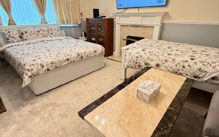 2 Beds Couple/Family Private Room in Birmingham