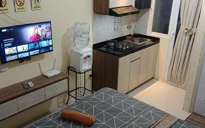 Studio with Cozy Room at Apt Green Pramuka City