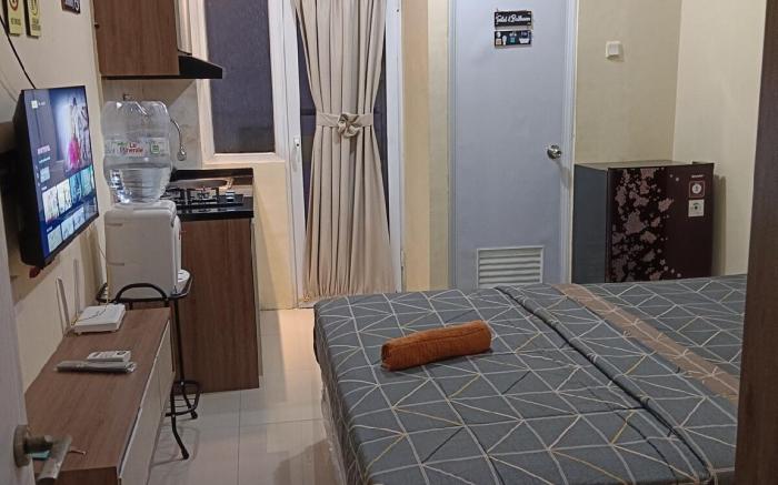Studio with Cozy Room at Apt Green Pramuka City