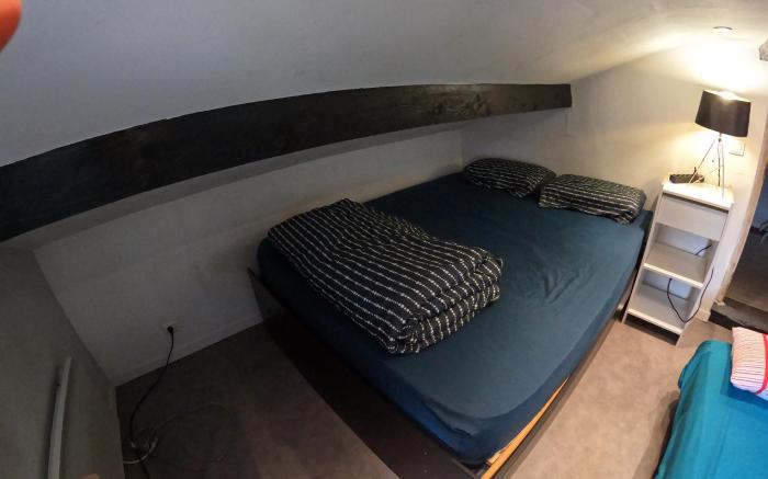 Room for 4 people with 2 beds near metro 5