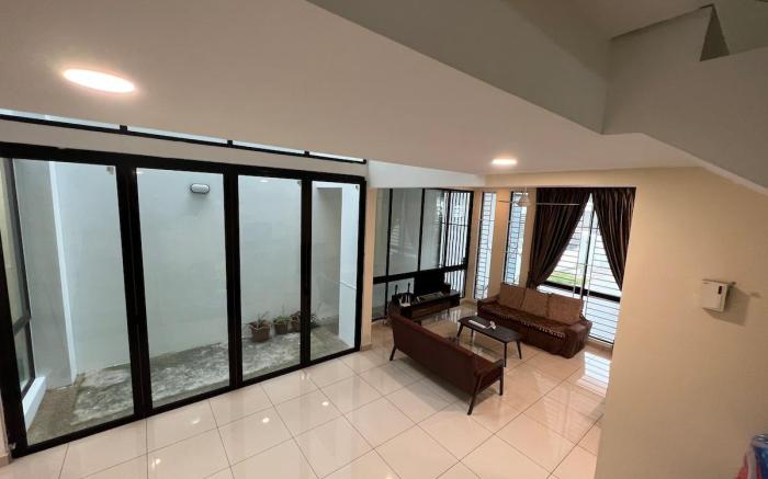 Mount Austin 4bed4bath 16pax