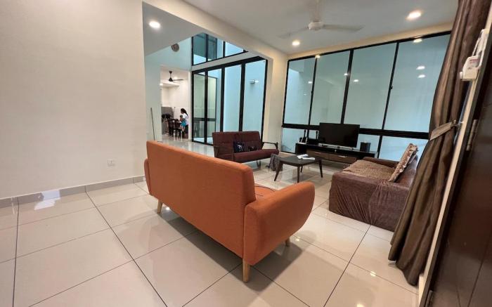 Mount Austin 4bed4bath 16pax