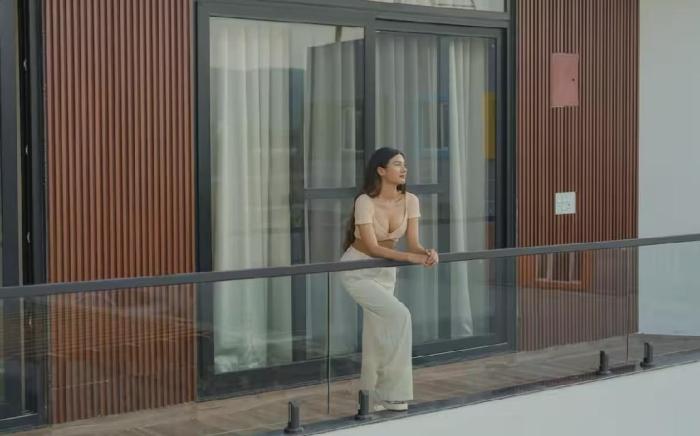 Grandeur 8 BHK Farm w/ pool, Garden & Bonfire