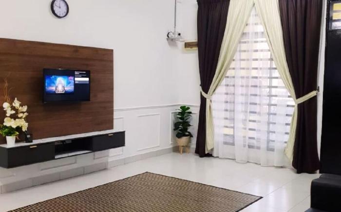 Senai 12pax RestHome near Senai Airport