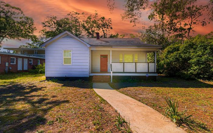 4 Bedrm 2 King Central Huge Private Yard/Patio/BBQ