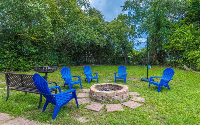 5 Bedrm 2 King Central Huge Private Yard/Deck/BBQ