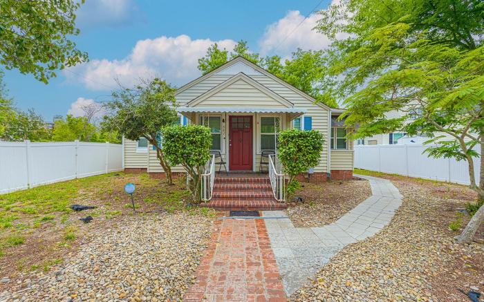 5 Bedrm Central Huge Private Yard/Deck/BBQ/Firepit