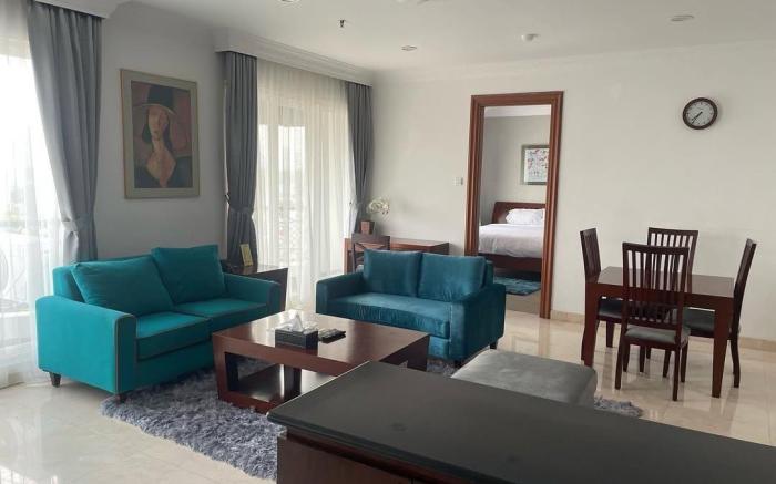 Toeti Roosseno Plaza