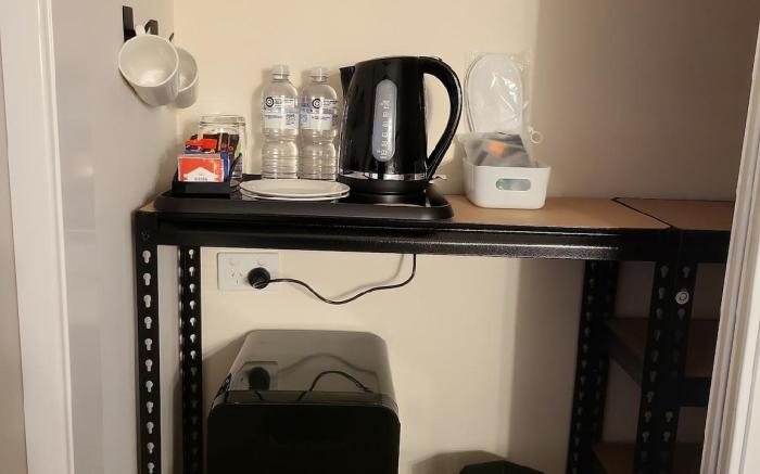 A Traveller's Room 3- Shared Bathroom/ Kitchen.