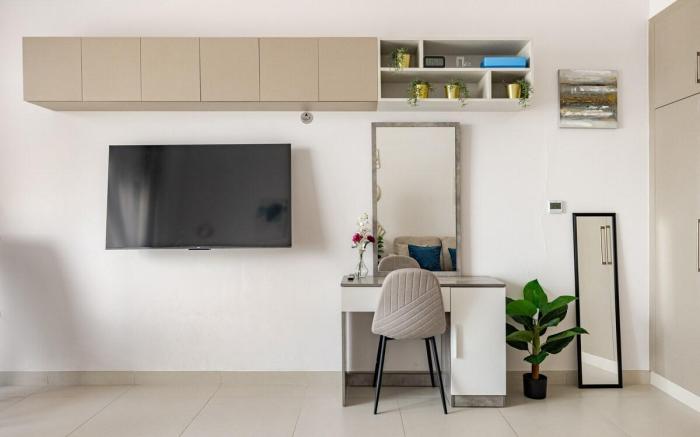 Bright and Chic Studio near Downtown pets allowed