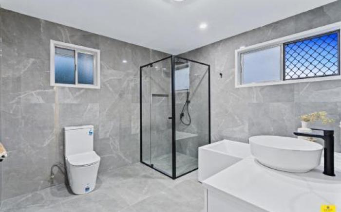 Modern Holland Park Home with Easy City Access