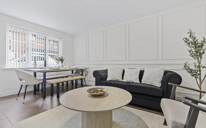 NEW Stunning Home | Free Parking | Sleep 8 | By M6