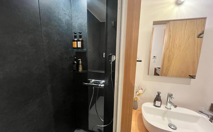 Kobe / MAX4ppl / 神戸/ 三宮から車で10分 / 日本庭園のあるタイニーハウスの宿