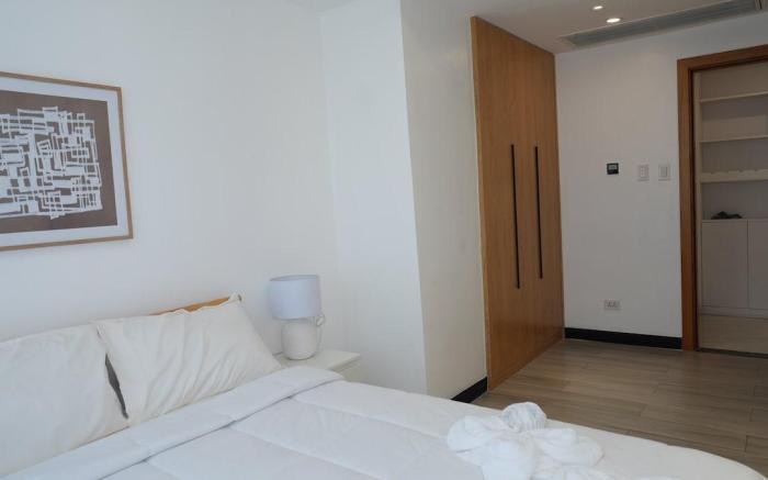 Stylish 1BR Condo with Infinity Pool & Gym