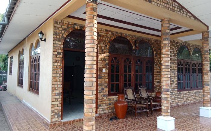 SPACIOUS FAMILY HOLIDAY HOME NEAR THE AIRPORT 