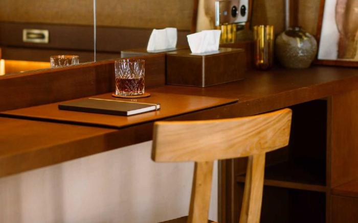 Confidential Room 4, a stone's throw from the Louv