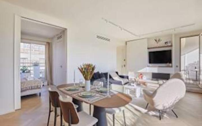 Penthouse with view of the Eiffel Tower-Faubourg