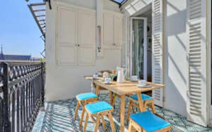 Superb flat with terrace in the centre of Paris