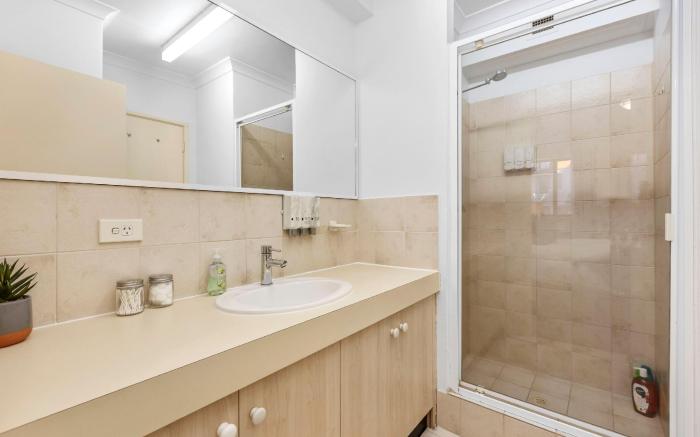 Oversized East Perth 2BR Pool Gym Parking