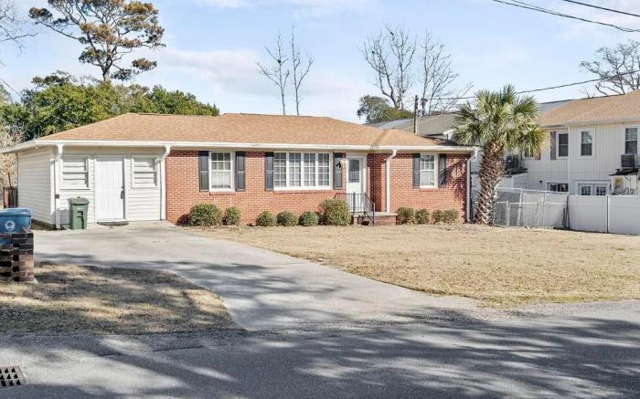 4 Bedrm 2 King Huge Private Yard/Patio/BBQ/Firepit