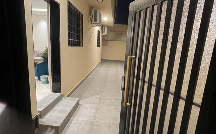 شقة راقية مدخل خاص ومساحة خارجية مستقلة