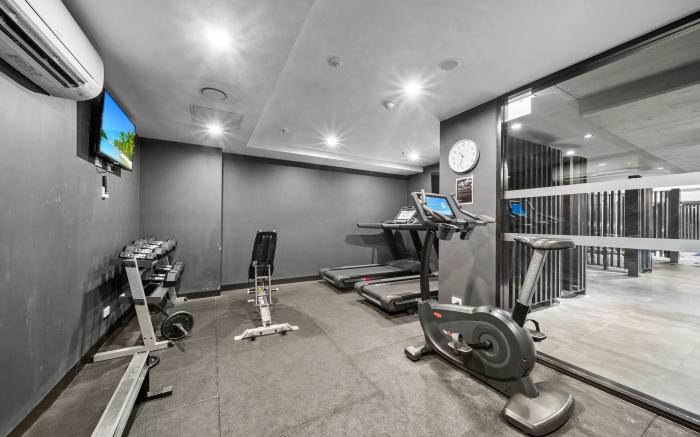 Central 1-Bed Apartment with Pool and Gym Access