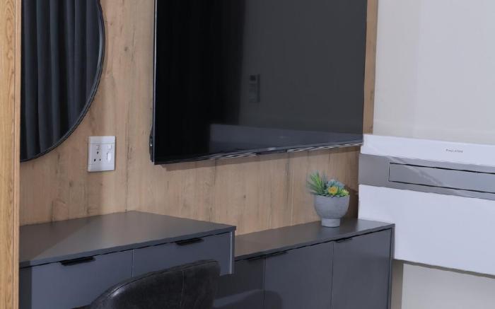 Luxurious and Modern, Menlyn Maine Residences 825