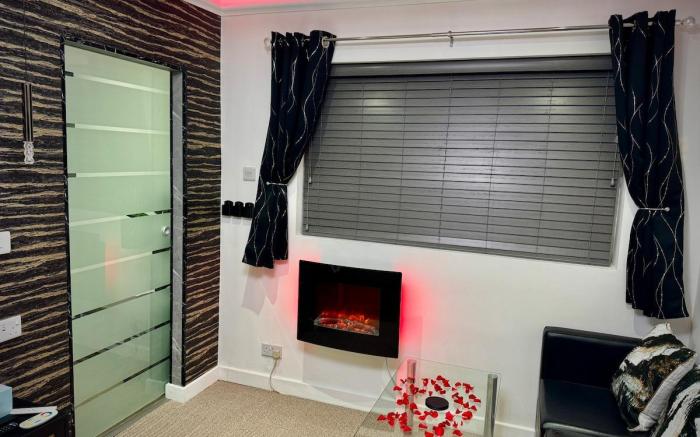 Suite 1 Private Jacuzzi Spa Hot Tub & Sauna