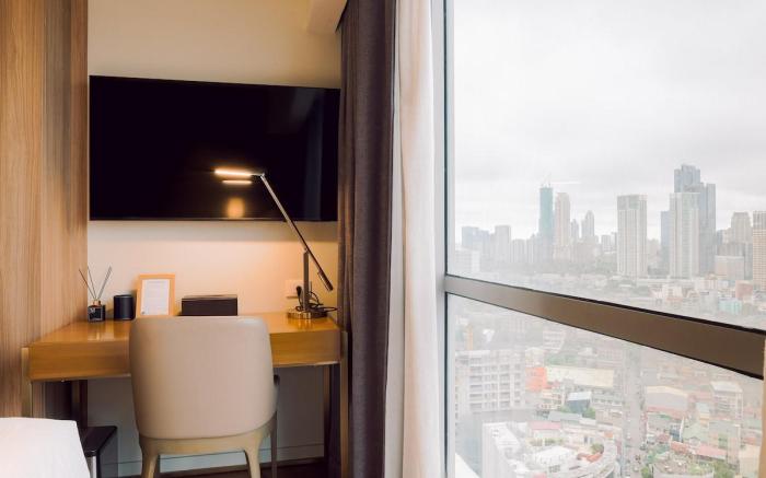 Sky-High Serenity – River & Makati View