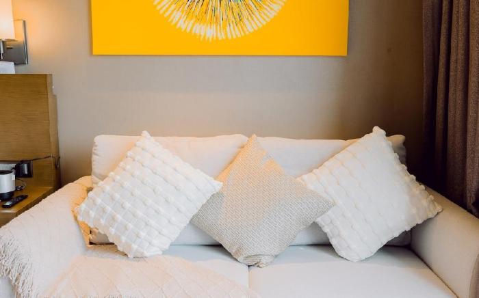 Cozy Private Room with City and River View