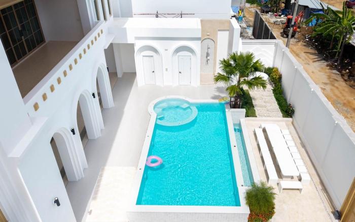 Brown Empire Pool Villa Pattaya