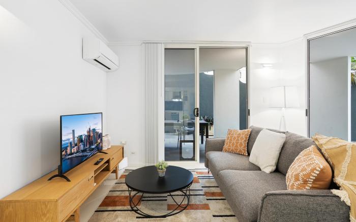 Comfy 2-Bed with Pool and Secure Parking