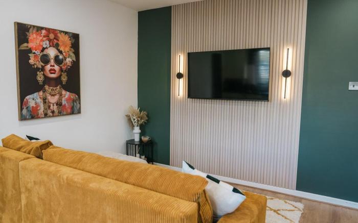 Modern City-Centre Home | Sleeps 12 | Free Parking