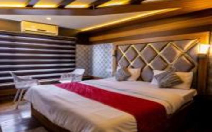 Whispering Waters Houseboat